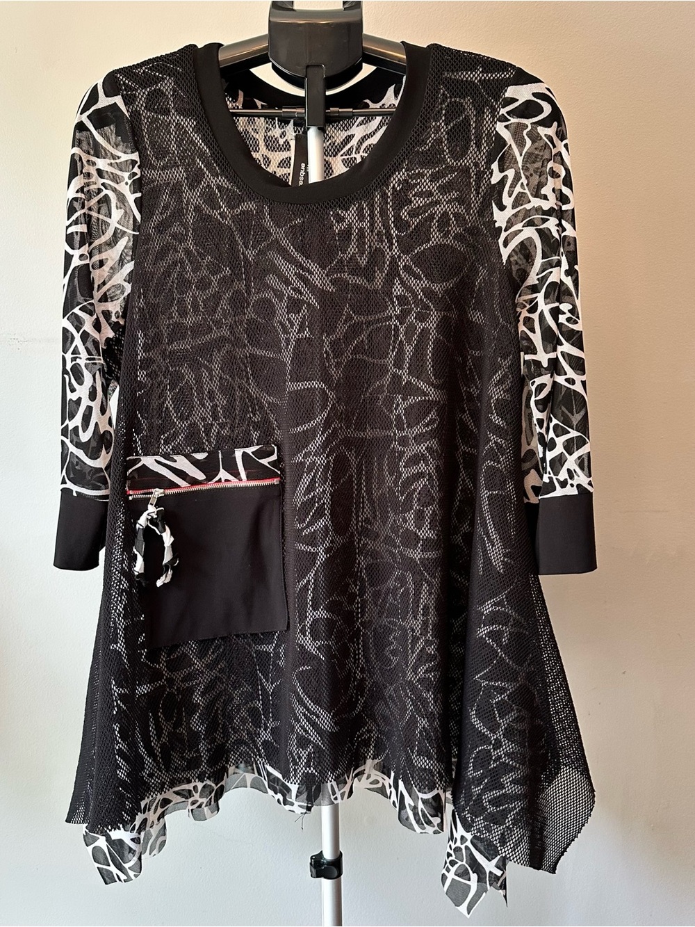 Curvesque USA Black White Mesh Abstract Handkerchief Tunic Top Size Large